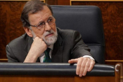 Mariano Rajoy escuchando la intervención de Ábalos.-JOSE LUIS ROCA