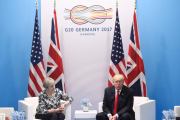 Theresa May y Donald Trump, durante su encuentro en el G-20.-SAUL LOEB / AFP