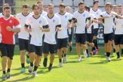 Imagen del primer entrenamiento del Burgos CF con José Lana a la cabeza.-ISRAEL L. MURILLO