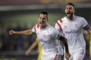 Vitolo celebra un gol ante el Villarreal junto con el sevillista Iborra.-EFE / MANUEL BRUQUE