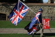 El activista anti-brexit, Steve Bray, camina junto al Parlamento británico en Londres.-AFP / DANIEL LEAL-OLIVAS