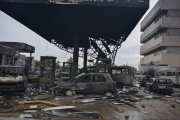 Vehículos calcinados tras la fuerte explosión de una gasolinera en Accra, Ghana.-Foto: EFE/ STR