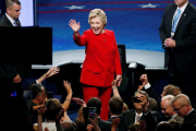 Clinton saluda al público al final del debate con Trump, en Nueva York.-REUTERS / ADREES LATIF