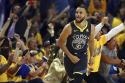 Stephen Curry celebra su primer triple en la eliminatoria frente a los Pelicans.-BEN MARGOT (AP)