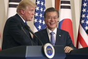 El presidente de EEUU, Donald Trumo, con su homólogo surcoreano Moon Jae-in.-ANDREW HARNIK