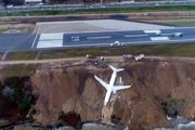 Un avión se queda a escasos metros del mar tras realizar un aterrizaje de emergencia en Turquía.-ATLAS