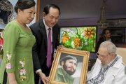 Fidel Castro con el presidente vietnamita, Tran Dai Quang, y su esposa, Nguyen Thi Hien, el pasado 15 de noviembre.-Alex Castro / AP