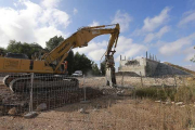 Estado actual de las obras de reconstrucción del puente, con los trabajos parados a la espera de la autorización de la CHD para actuar sobre el río Arlanzón.-R. OCHOA