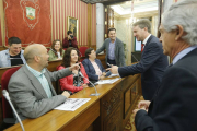 Mahamud, Salinero, Peñalba, Pérez, Jiménez, De la Rosa, Lacalle y Escribano, ayer, charlando antes del Pleno.-RAÚL G. OCHOA