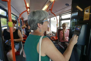 Viajeros accediendo a un autobús, ayer de forma gratuita.-RAÚL OCHOA