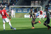Camacho controla el balón ante la presión de dos rivales, ayer, en Lasesarre.-TWITTER / @CDMIRANDES