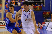 Goran Huskic inicia la penetración a canasta durante un partido.-MARÍA GONZÁLEZ / CB MIRAFLORES