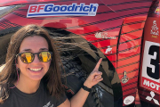 Cristina Gutiérrez posa delante de su coche en el Rally Dakar.-PARK36