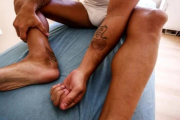 Santi Cazorla muestra el injerto de piel que le hizieron, con piel del antebrazo-EL PERIÓDICO