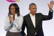 El matrimonio Obama posa sonriente tras firmar el acuerdo con con la plataforma de música en streaming Spotify.-AP / CHARLES REX
