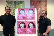 Ricardo Campelo (i.) y Luiggi Falcone, junto al cartel del Escena Abierta, firmado por Mabel Esteban.-Raúl Ochoa