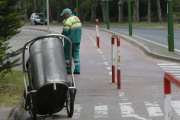 Un barrendero trabaja en la zona de carril bici de la capital burgalesa.-R. G. O.