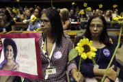 Varias mujeres participan en un homenaje a la concejala brasileña Marielle Franco, en la Cámara de Diputados, en Brasilia, el 15 de marzo.-/ EFE / JOEDSON ALVES