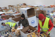 Voluntarios en la sede de Banco de Alimentos, una de las ONG que más colaboradores moviliza al cabo del año.-RAÚL G. OCHOA