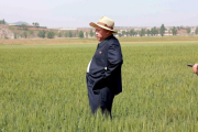 Kim Jong-un visita una granja custodiada por el Ejército norcoreano, en una imagen difundida por la agencia oficial norcoreana KCNA.-REUTERS / KCNA
