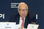 El ministro de Asuntos Exteriores, José Manuel García-Margallo, interviene en un desayuno de trabajo en el International Peace Institute (IPI) en Nueva York.-EFE