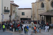 Vecinos del barrio, ciudadanos de Burgos y representantes políticos se concentraron junto a la iglesia de San Esteban para condenar la brutal paliza.-RAÚL G. OCHOA