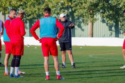 Fosky da instrucciones a los jugadores durante el entrenamiento de ayer.-ALBA DELGADO / BURGOS CF