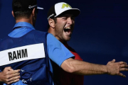 Jon Rahm celebra con su cadi el último tiro que le dio el título en San Diego.-DONALD MIRALLE
