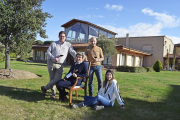 Juanjo Balbás, su mujer, Clara de la Fuente; el enólogo Pedro de la Fuente y Patricia Balbás en el jardín de la bodega en La Horra.