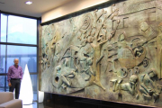 Javier Sanz junto a uno de sus grandes encargos. Un mural en bronce para el hotel Gran Bilbao en 2008.-ART-TERRA