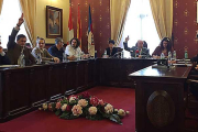 Momento en que se produce la votación de la moción que retiró a De Lucio de la Alcaldía y a la que siguió  el nombramiento de Adrián Serna como alcalde.-ECB