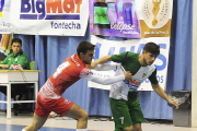 Oli conduce un balón en un duelo en el Polideportivo Círculo-Israel L. Murillo
