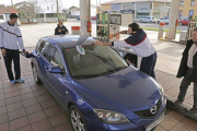Un coche en una gasolinera.-Foto: EFE