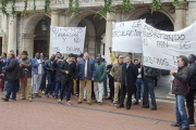 Los vendedores ambulantes, ayer, con pancartas frente al Ayuntamiento.-SERGIO ISAR