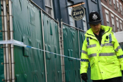 Un policía briténico en la zona donde fue envenenado Sergei Skripal y su hija Yulia.-/ EFE / NEIL HALL