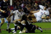 El inglés Harry Williams vuela por los aires en una acción contra Escocia en Murrayfield.-/ REUTERS / LEE SMITH
