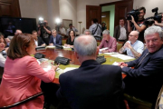 Reunión de los miembros de la comisión de investigación sobre la 'caja b' del PP, con el presidente, Pedro Quevedo (Nueva Canarias), en primer término.-JUAN MANUEL PRATS