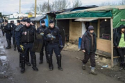 Agentes de seguridad patrullan el campamento conocido como 'La jungla' en Calais que fue desmantelado.-EFE / YOAN VALAT