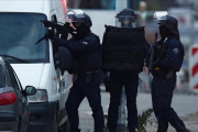 Fuerzas especiales de la policía francesa en Estrasburgo.-REUTERS / CHRISTIAN HARTMANN