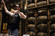 Un guía de Jack Daniels explica uno de los whiskis de la marca durante una cata para un grupo de visitantes.-RICARDO MIR DE FRANCIA