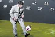 Maradona juega con un balón.-AFP
