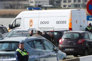 Policías belgas patrullan en el aparcamiento del centro comercial de Amberes donde un hombre ha intentado arrollar a la multitud.-AFP / VIRGINIE LEFOUR
