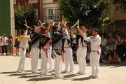 Jóvenes cerezanos en la demostración de ‘truqueado’ de las recién   iniciadas fiestas patronales.-G.G.