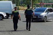 Agentes de la Guardia Civil realizando una vigilancia en un área de servicio. ECB