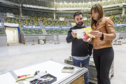 El presidente de Zona G, David Ruiz, con la edil de Comercio, Carolina Blasco, ayer, en el Coliseum.-ISRAEL L. MURILLO