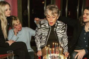 Tippi Hedren con su hija, Melanie Griffith, y sus nietos Stella y Alexander.-INSTAGRAM