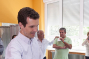 El secretario de Comunicación del Partido Popular y cabeza de lista por el PP de Ávila, Pablo Casado, votando en Las Navas del Marqués-ICAL