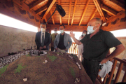 Roberto Saiz, Gumersindo Bueno y Manuel Rojo, durante la visita. GERARDO GONZÁLEZ