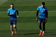 Bale (d) junto a Courtois en el último entrenamiento del Madrid.-EFE