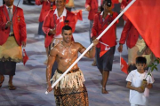 Taukatofua, el abanderado de Tonga, arrasó entre el público femenino.-AFP / FRANCK FIFE / AP / DAVID GOLDMAN